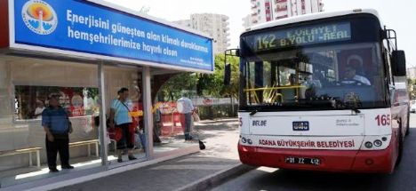 Adana'da sıcağa karşı klimalı otobüs durağı