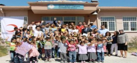 Sultanhanındaki Okul Ve Öğrencilere Bilgisayar Ve Kırtasiye Yardımı