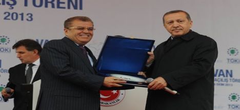 Başbakan Erdoğan’dan Ato’ya Plaket…