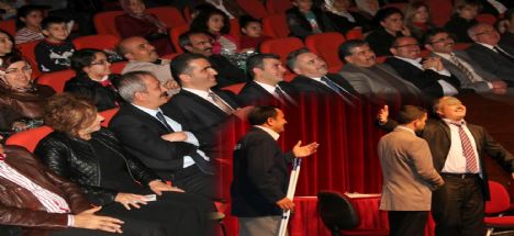“Biz Zamanlar Öğretmen” Adlı Tiyatro Gösterisi Beğeni İle İzlendi