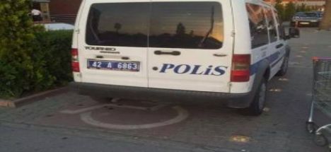 Polis aracı engelli park yerini işgal etti!