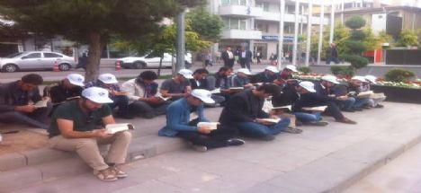 AGD li gençler kitap okuma eylemi yaptılar