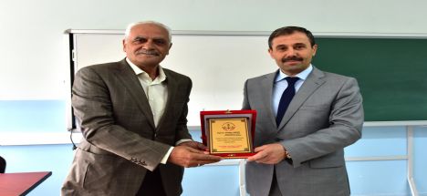 Eskil Atatürk Yibo'nun İlk Mezunlarının Müdüründenhayır sever iş adamına plaket