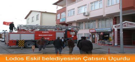 Şiddetli Lodos Eskil belediyesinin Çatısını Uçurdu