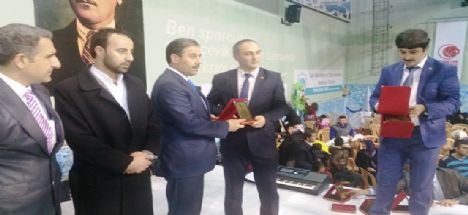 İş Adamı Nutku Akın’a katkılarından dolayı plaket