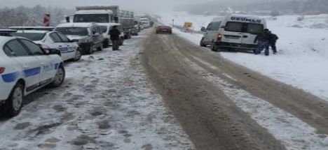 Konya'da yoğun kar yağışı trafiği  felç etti