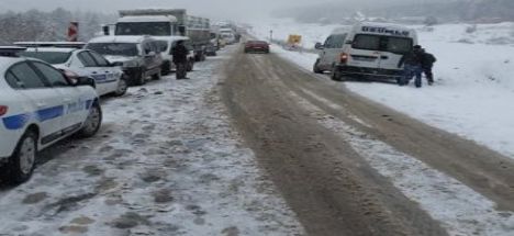 Konya'da yoğun kar yağışı trafiği felç etti