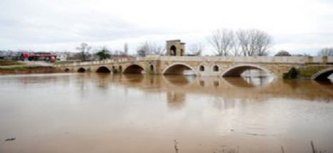 Tunca Nehri bazı bölgelerde taştı