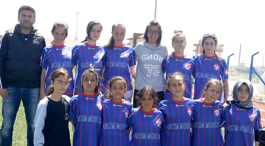 Aksaray Hamidiye Ortaokulu Kız Futbol Takımı Adını Yarı Finale Yazdırdı