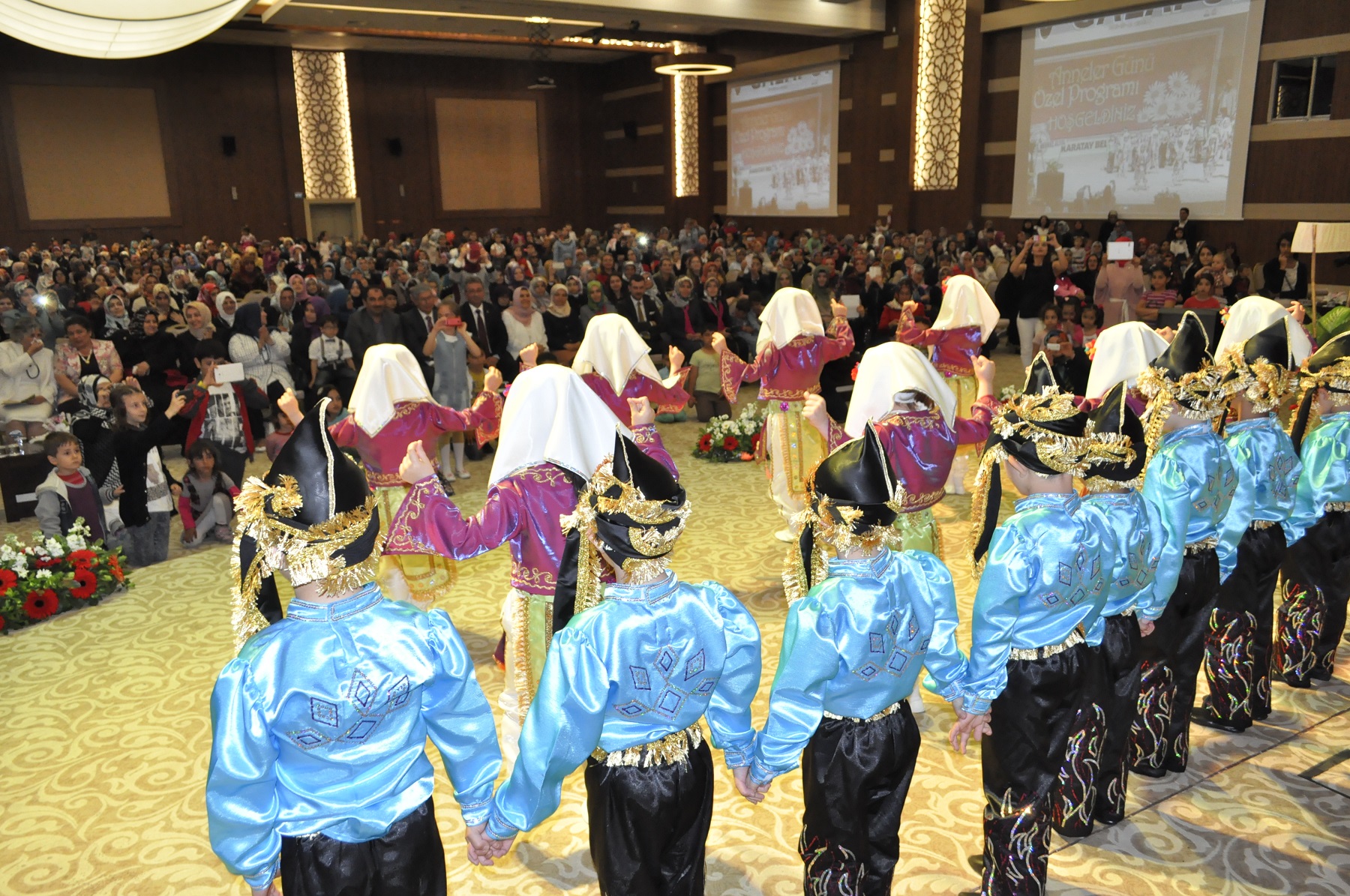 Karatay'da Yapılan Özel Program İle Anneler Günü Kutlandı