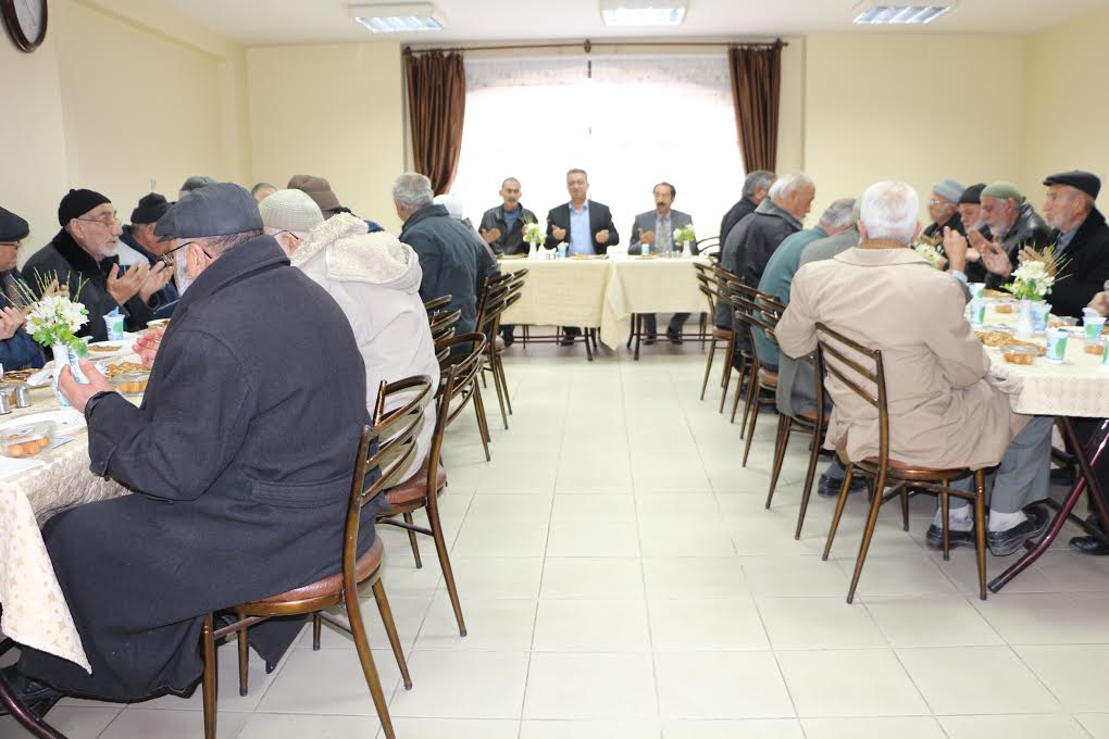 Karatay Belediyesi’nden Emeklilere Teşekkür Yemeği