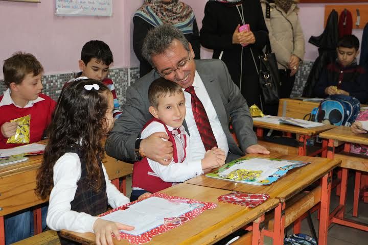 Mehmet Hançerli Çocukların Karne Heyecanına Ortak Oldu