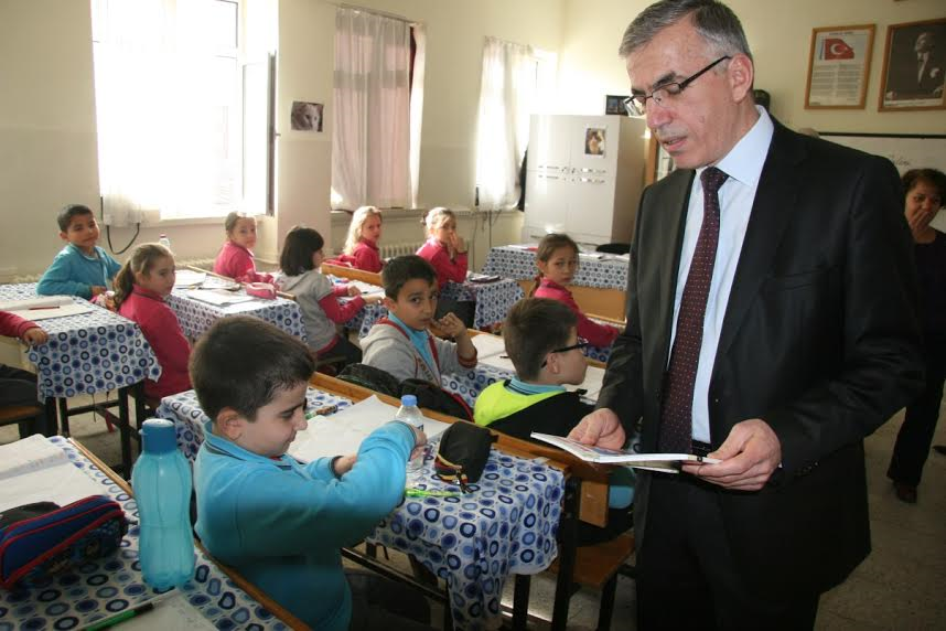 ​“Başarılı olmak için merak edin, araştırın çok kitap okuyun”