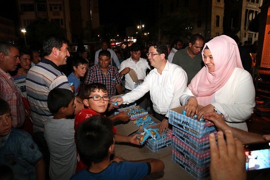 Yazgı Çiftinden Demokrasi Nöbeti Tutan Vatandaşlara Çorba İkramı