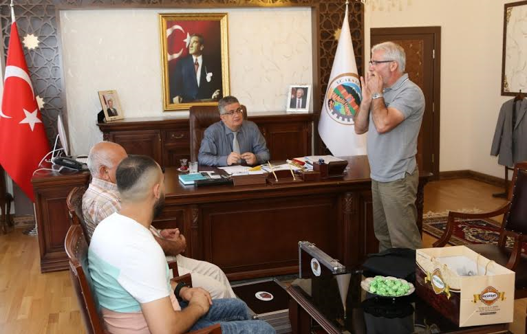 Kopuz Sanatkarı Hamza Ali Akgün Vali Aykut Pekmez’i ziyaret etti