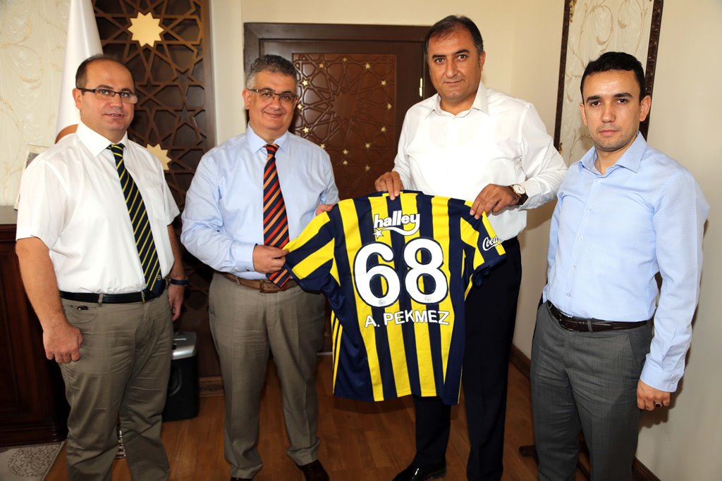Fenerbahçeliler Derneği Vali Aykut Pekmez’i ziyaret etti