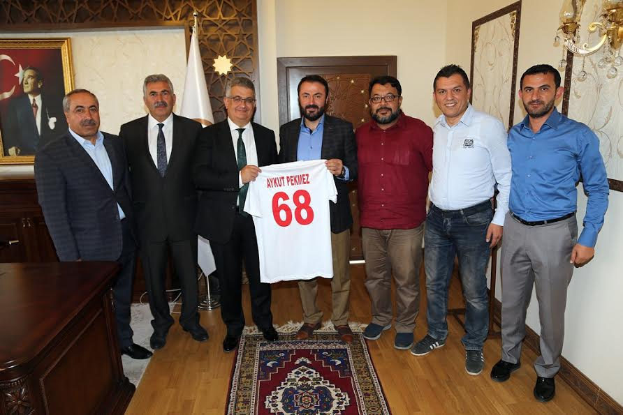 Aksaray Belediyespor Yönetim Kurulu Vali Aykut Pekmez’i ziyaret etti