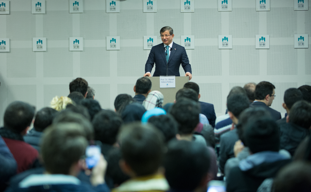 Ahmet Davutoğlu: “Üniversitelere Meslek Değil Bilgi Aşkıyla Gelin”