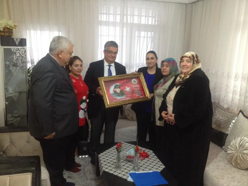Vali Aykut Pekmez eşi Yeşim Pekmez hanımefendi ile Şehit P. Komando Er İmdat Pala’ın ailesine ziyaret!