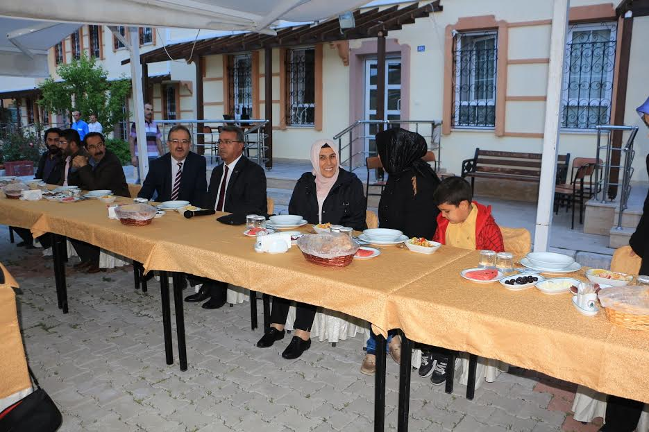 Gönül Bağı Derneğinde Kalan Çocuklara İftar Yemeği