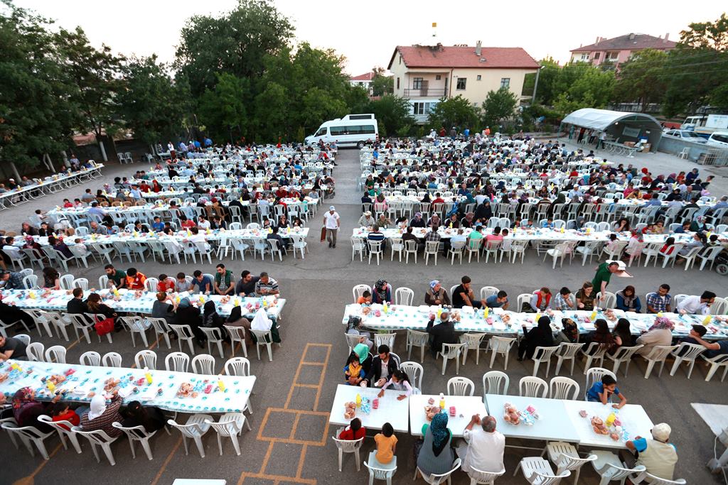 Aksaray Belediyesinin Mahalle İftarları Büyük İlgi Görmeye Devam Ediyor