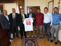 Aksaray Belediyespor Yönetim Kurulu Vali Aykut Pekmez’i ziyaret etti