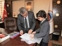 Genç yazar adayı Vali Pekmez’i ziyaret etti