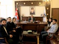 Sığınmacılar ve Göçmenlerle Dayanışma Derneği Vali Aykut Pekmez’i ziyaret etti